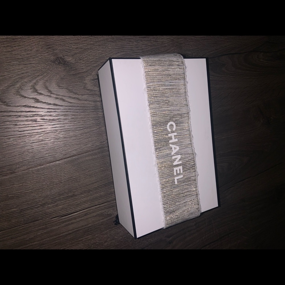 Chanel Gift Box - Picture 2 of 5